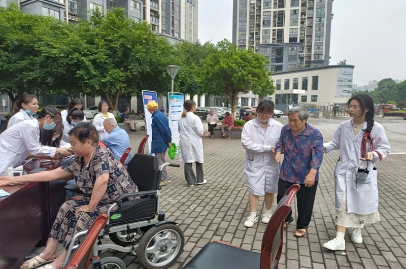 搀扶.jpg