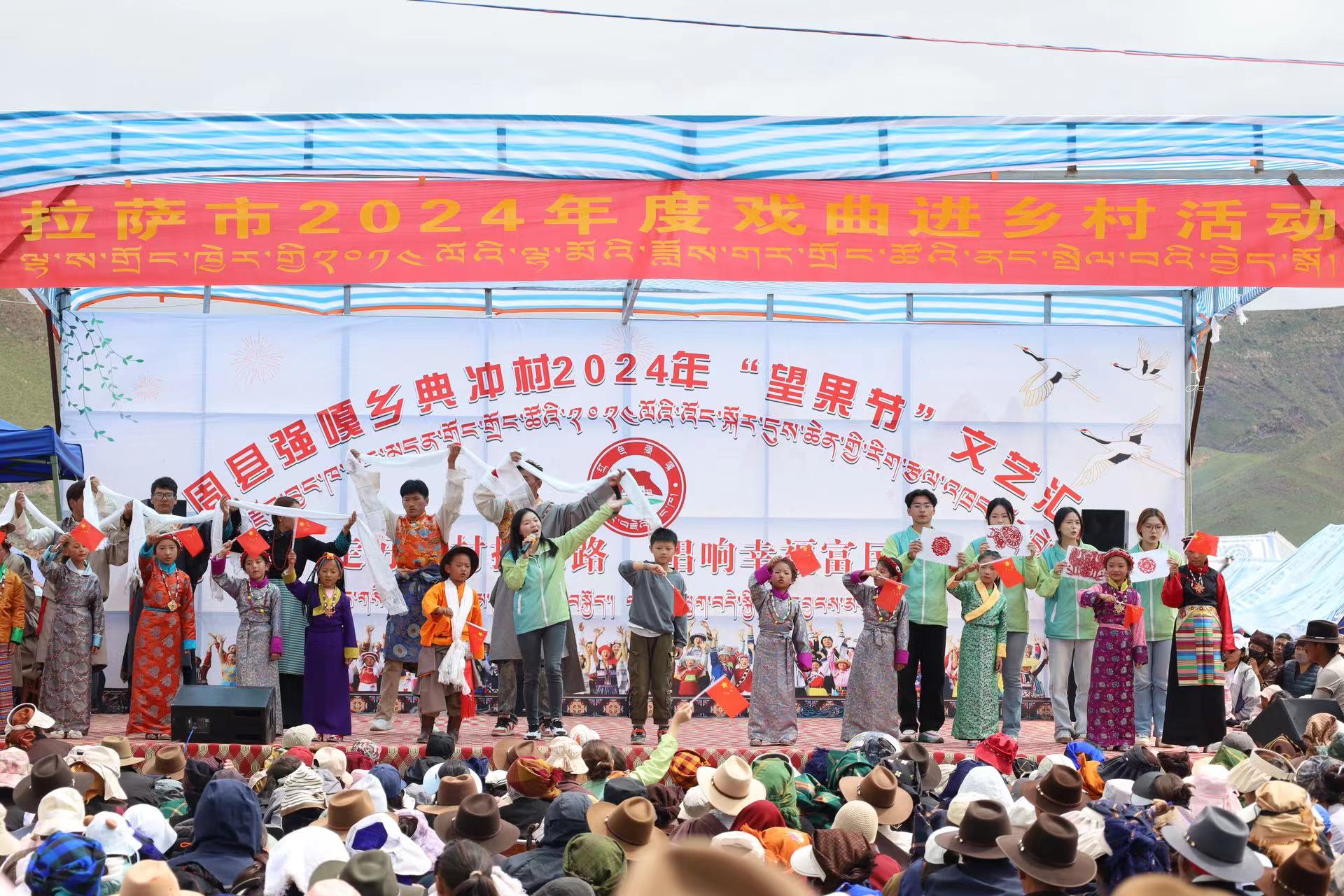 7.图为团队师生与小朋友齐唱《爱我中华》.jpg