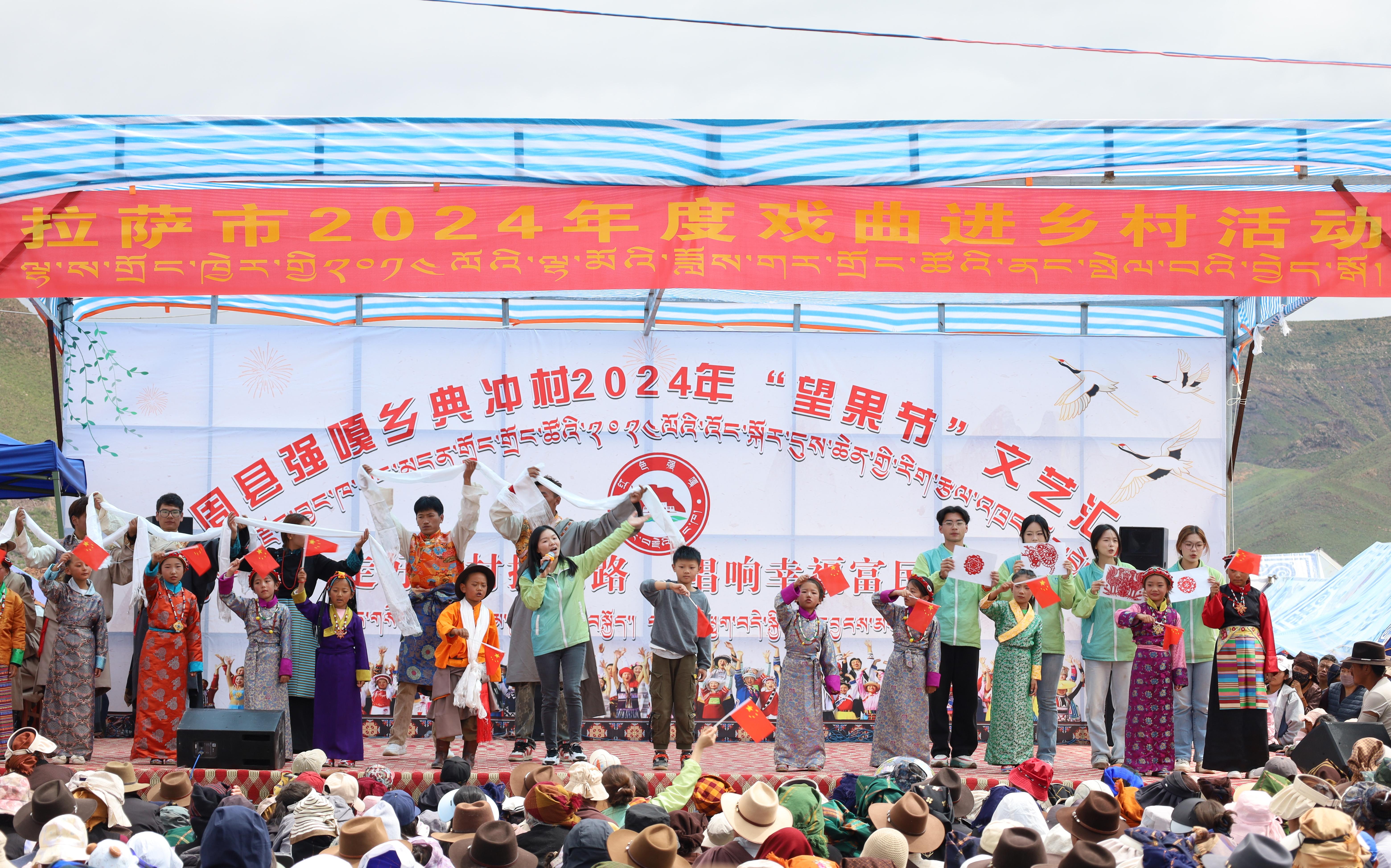 7.图为团队师生与小朋友齐唱《爱我中华》.jpg