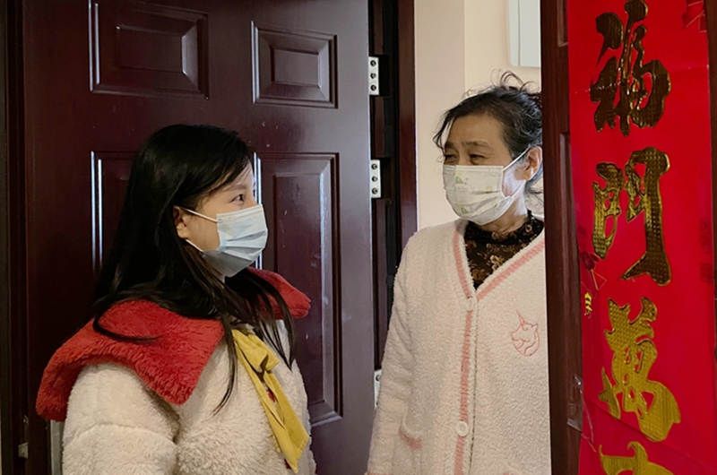 党员裴玲上门通知邻居老人参加核酸检测_副本.jpg