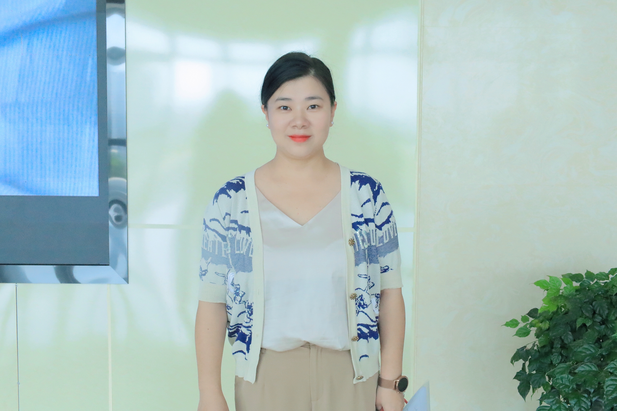 zDZf_1727602012598067103.jpg 艾雲半身照.jpg