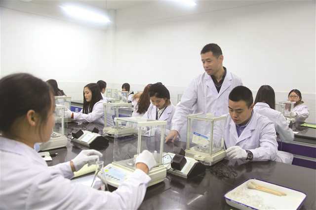 【媒体关注】重庆日报：实施引培高端人才工程 活用“政校企”合作优势——重庆化工职业学院助“后浪”乘风破浪